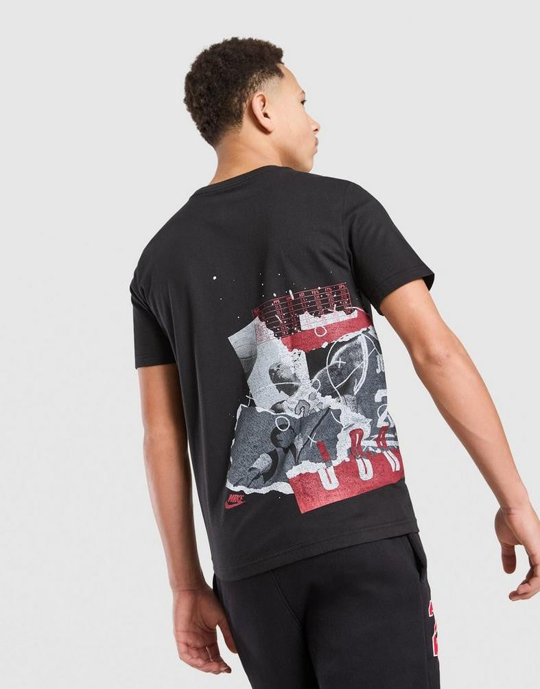 T-Shirt - Jordan noir en coton avec imprimé graphique rouge et gris, porté par un adolescent, vue de dos.