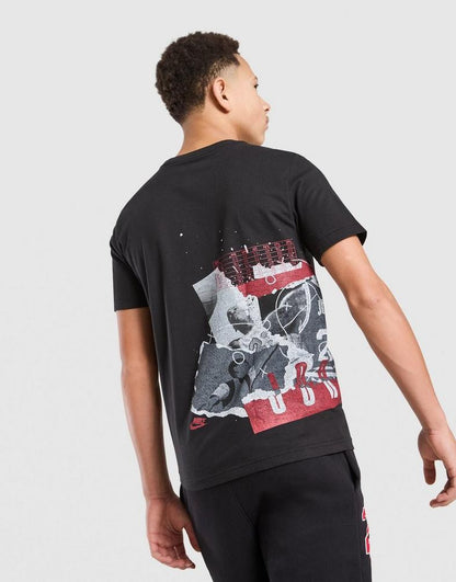 T-Shirt - Jordan noir en coton avec imprimé graphique rouge et gris, porté par un adolescent, vue de dos.