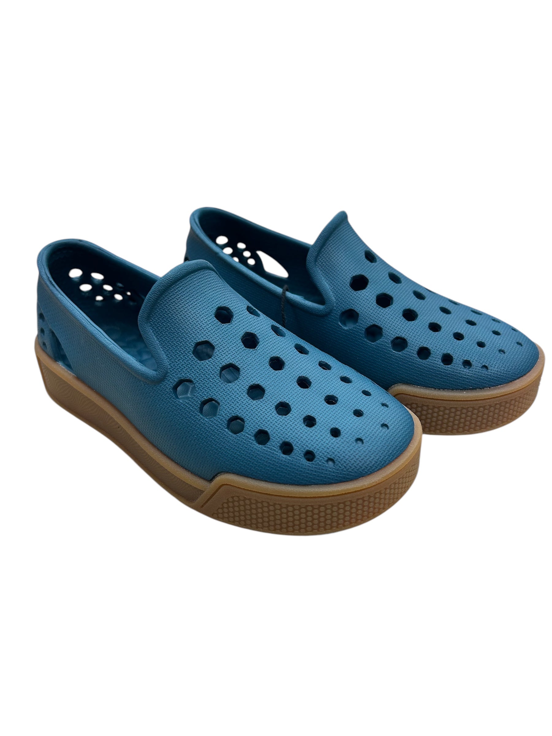 Sandales - Joybees bleues perforées en matière synthétique, semelle beige, style gougounnes, pour garçon, vue de trois quarts.