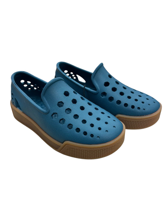 Sandales - Joybees bleues perforées en matière synthétique, semelle beige, style gougounnes, pour garçon, vue de trois quarts.