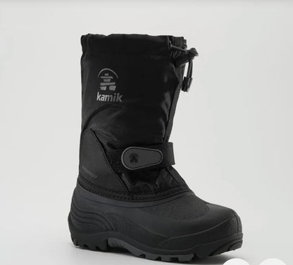 Bottes d'hiver Waterbug 5 - Kamik noires en nylon imperméable, semelle noire, pour garçon, vue de profil gauche.