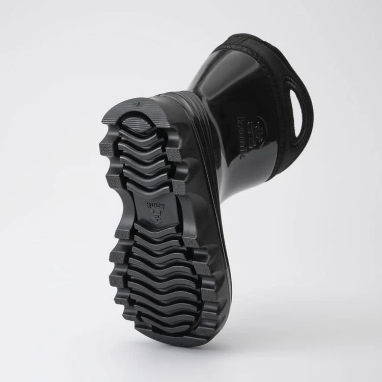 Bottes de pluie - Kamik noires en caoutchouc avec semelle crantée autonettoyante, poignée, vue de dessous