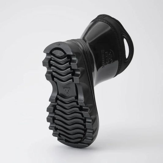 Bottes de pluie - Kamik noires en caoutchouc avec semelle crantée autonettoyante, poignée, vue de dessous