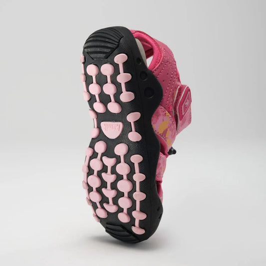 Sandales à bout fermé - Crab Print Kamik rose et noire, semelle antidérapante vue de dessous, pour fille.