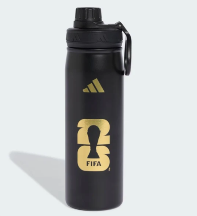 Bouteille Isotherme Fifa - Adidas noire avec logo doré, bouchon noir à vis et anse, vue de face sur fond clair.