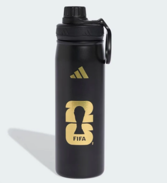 Bouteille Isotherme Fifa - Adidas noire avec logo doré, bouchon noir à vis et anse, vue de face sur fond clair.