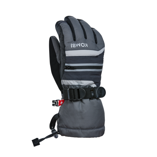 Le gant d'hiver Kombi Yolo est gris et noir, avec une poche à fermeture éclair, une sangle réglable et un cordon de serrage au poignet. Il est doté d'une isolation PRIMALOFT Gold pour la chaleur, et le mot "Kombi" est imprimé en blanc sur le dos du gant.