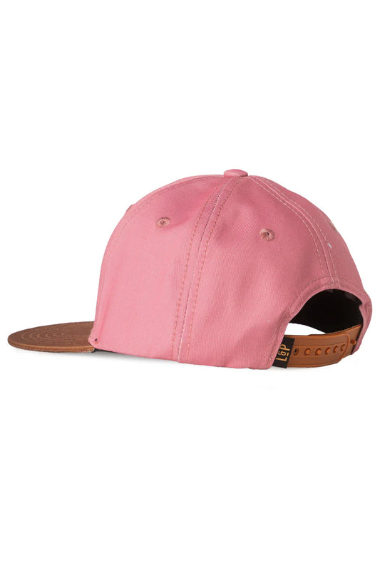 Casquette - L&P rose en tissu résistant avec palette plastique marron, ajustable, pour fille, vue de dos côté droit.