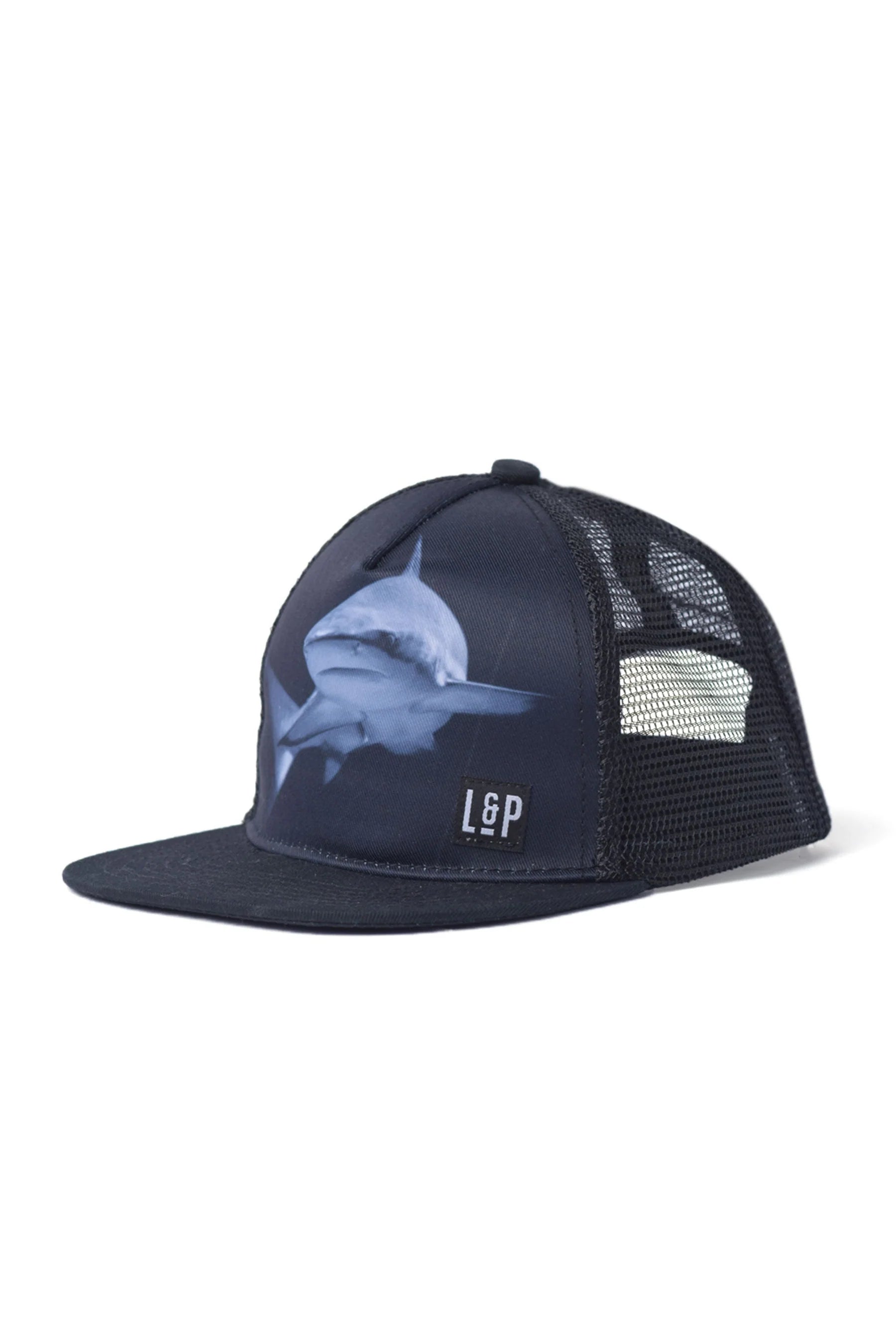 Casquette - L&P noire avec visière plate, motif requin bleu sur tissu résistant, filet arrière noir, vue de profil moyen.