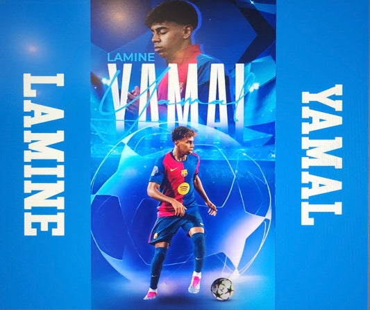 La couverture/Jeté - Lamine Yamal de Lamine Yamal présente un poster numérique du joueur de football en maillot de Barcelone, son nom en texte blanc et un portrait sur fond bleu avec des formes géométriques et un motif écossais Ultra doux.