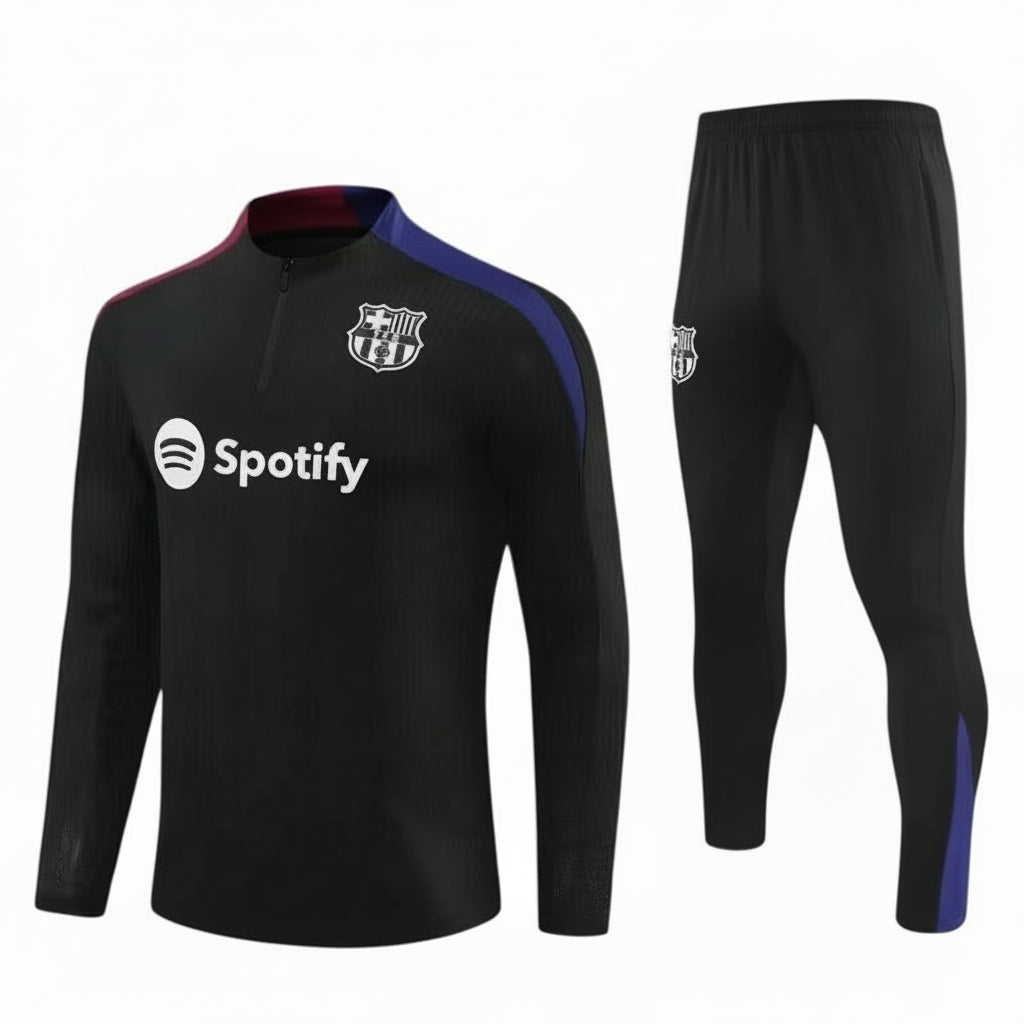 Ensemble de soccer - Lamine Yamal noir avec bandes bleue et bordeaux, polyester, pour enfant, vue de face et côté pantalon.