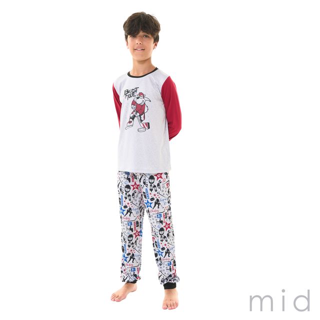 Pyjama - M.I.D. garçon avec haut blanc manches rouges et pantalon motifs sportifs multicolores, vue de face porté