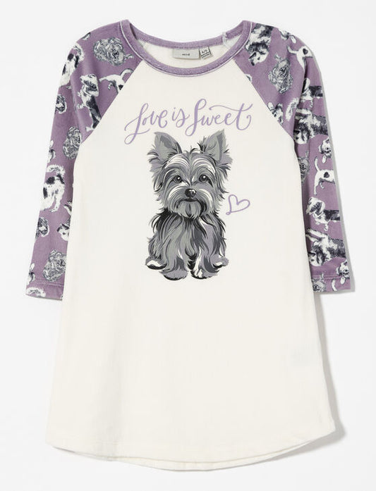 Robe de nuit - M.I.D. écrue avec manches longues violettes à motifs chiens, illustration chien gris, vue de face enfant.