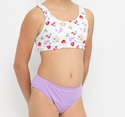 Maillot de bain - Mandarine & Co deux pièces blanc à motifs fruits multicolores et culotte violette, enfant, vue de face.