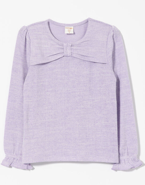 Le Chandail de Mandarine & Co est un haut en tricot à manches longues violet clair, en mélange doux de polyester et de spandex, avec un gros nœud sur la poitrine et des poignets à volants, sur fond blanc.