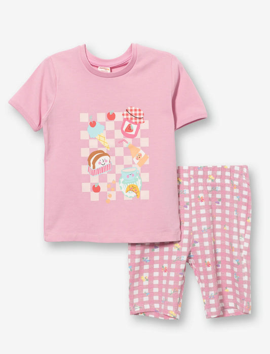 Pyjama 2 Pièces - Mandarine & Co rose clair pour enfant, motif gourmandises, t-shirt manches courtes et short, vue de face.
