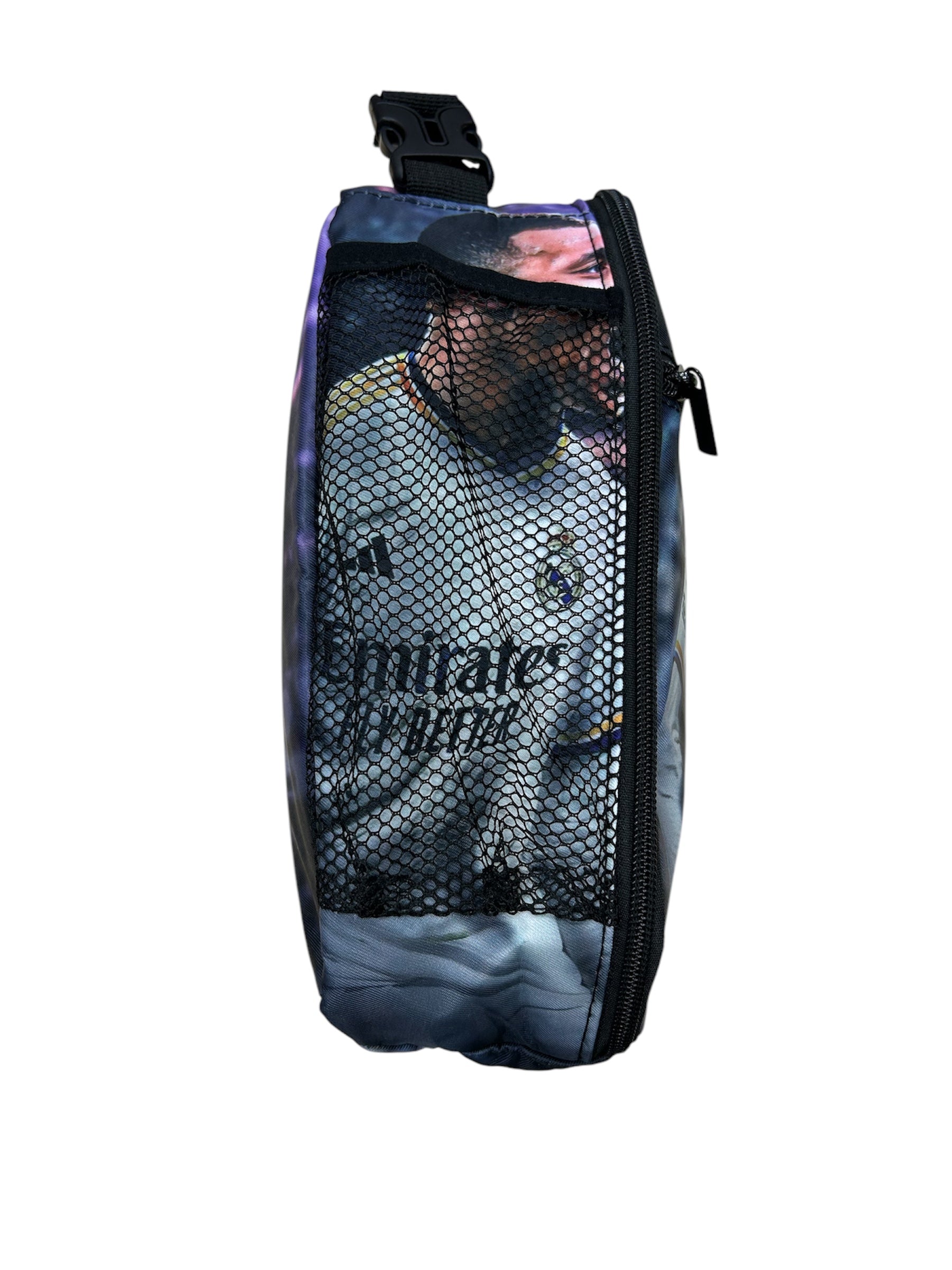 Boite à lunch - Mbappé noir et gris avec filet latéral, fermeture zippée, taille enfant, vue de profil côté filet.