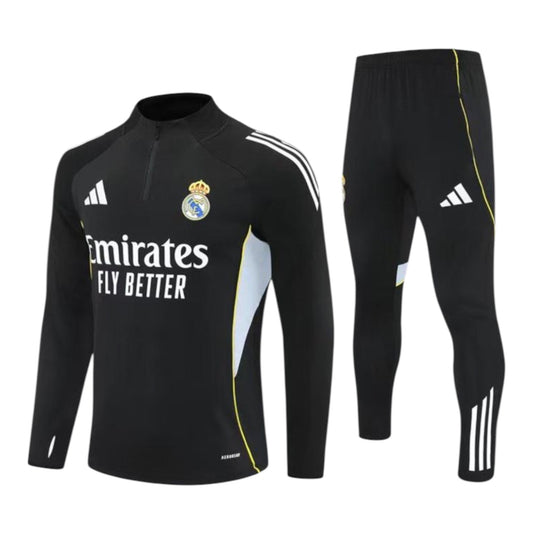 Ensemble de soccer - Mbappé noir avec détails blancs et jaunes, 100% polyester, taille ajustable, vue de face et de profil pantalon