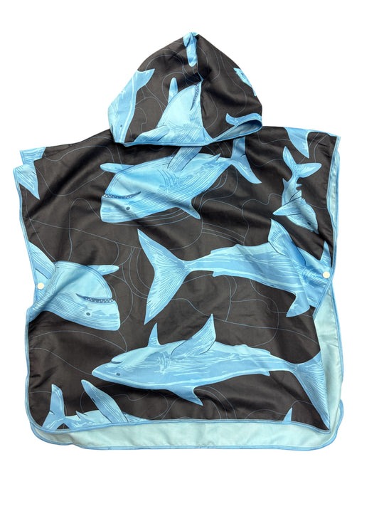 Poncho de plage - Requin noir avec motifs requins bleus en microfibre, capuche intégrée, pour enfant 2-6 ans, vue de face.