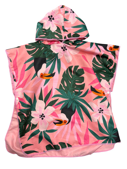 Poncho de plage - Toucan Rose à capuche en microfibre rose avec motifs toucan et feuilles vertes, pour enfant 2-6 ans, vue de dos