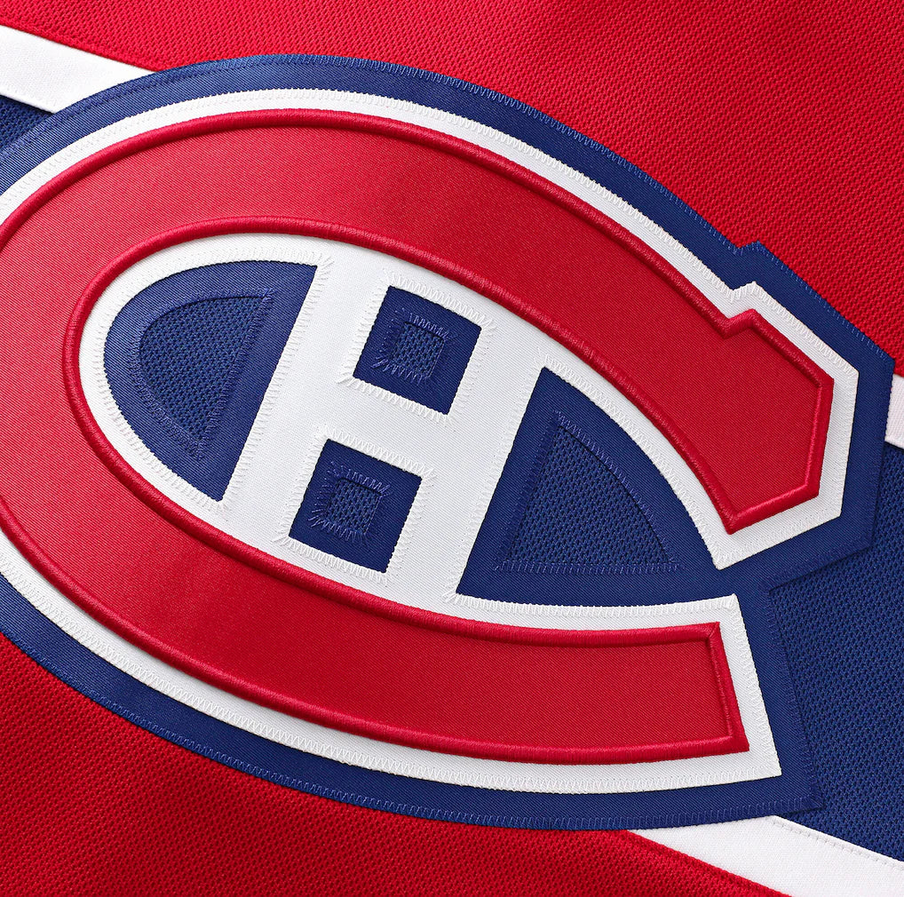 Détail du logo brodé rouge, blanc et bleu sur le Jersey de hockey Canadiens - Hutson en tissu technique respirant, vue rapprochée.