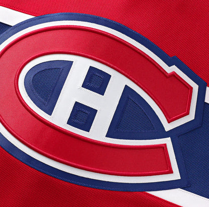 Détail du logo brodé rouge, blanc et bleu sur le Jersey de hockey Canadiens - Hutson en tissu technique respirant, vue rapprochée.