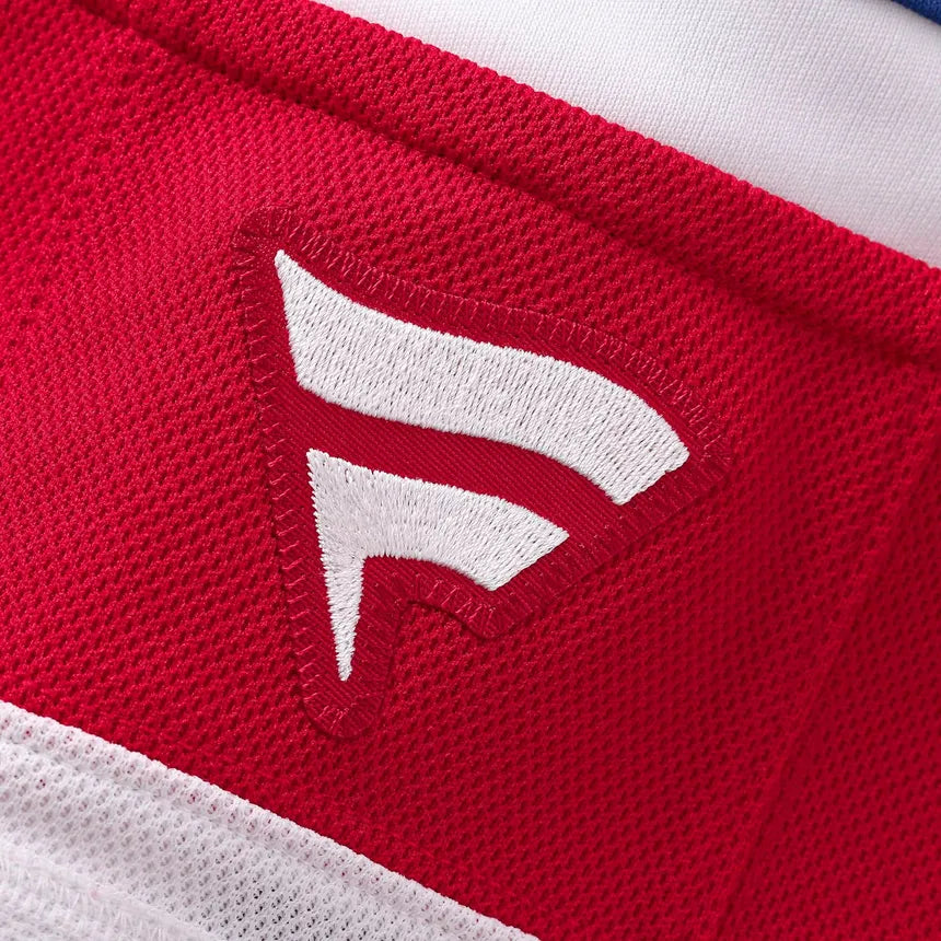 Détail en gros plan du tissu en mesh rouge avec logo brodé blanc sur le Jersey de hockey Canadiens - Suzuki.
