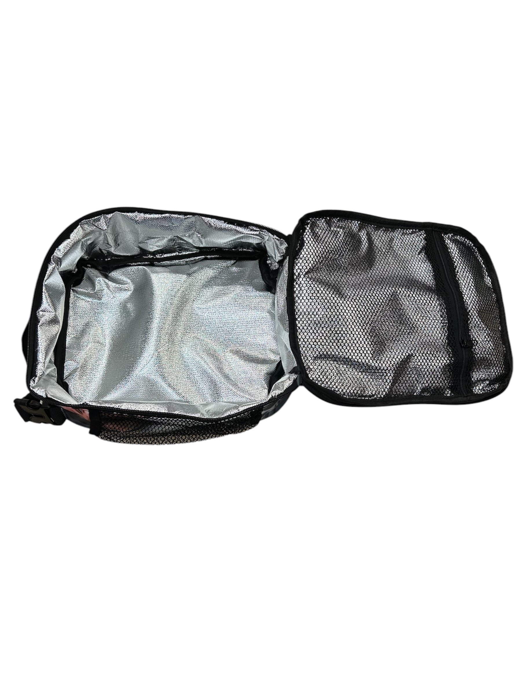 Boite à lunch - Messi 10 ouverte, intérieur isotherme argenté avec filet noir zippé, vue de haut, pour enfant.