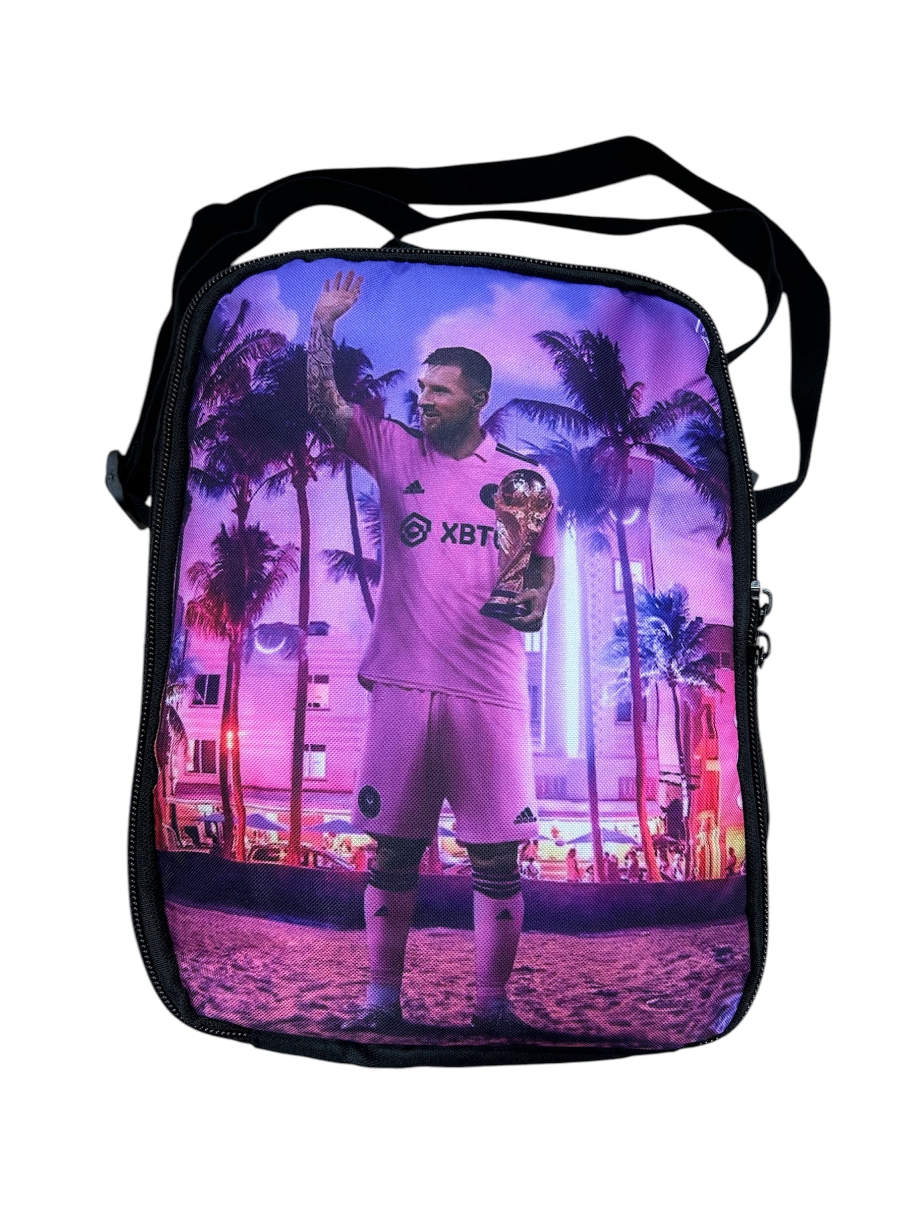 Boite à lunch - Messi avec illustration violette et rose, personnage en maillot de foot, fond palmiers, vue de face.