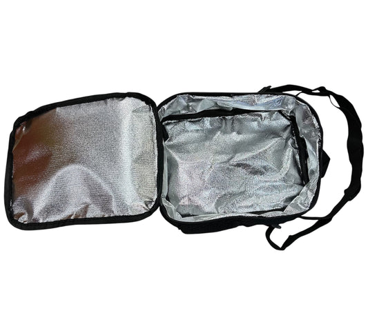 Boite à lunch - Messi noire avec intérieur isotherme argenté, forme carrée, pour enfant, vue intérieure ouverte