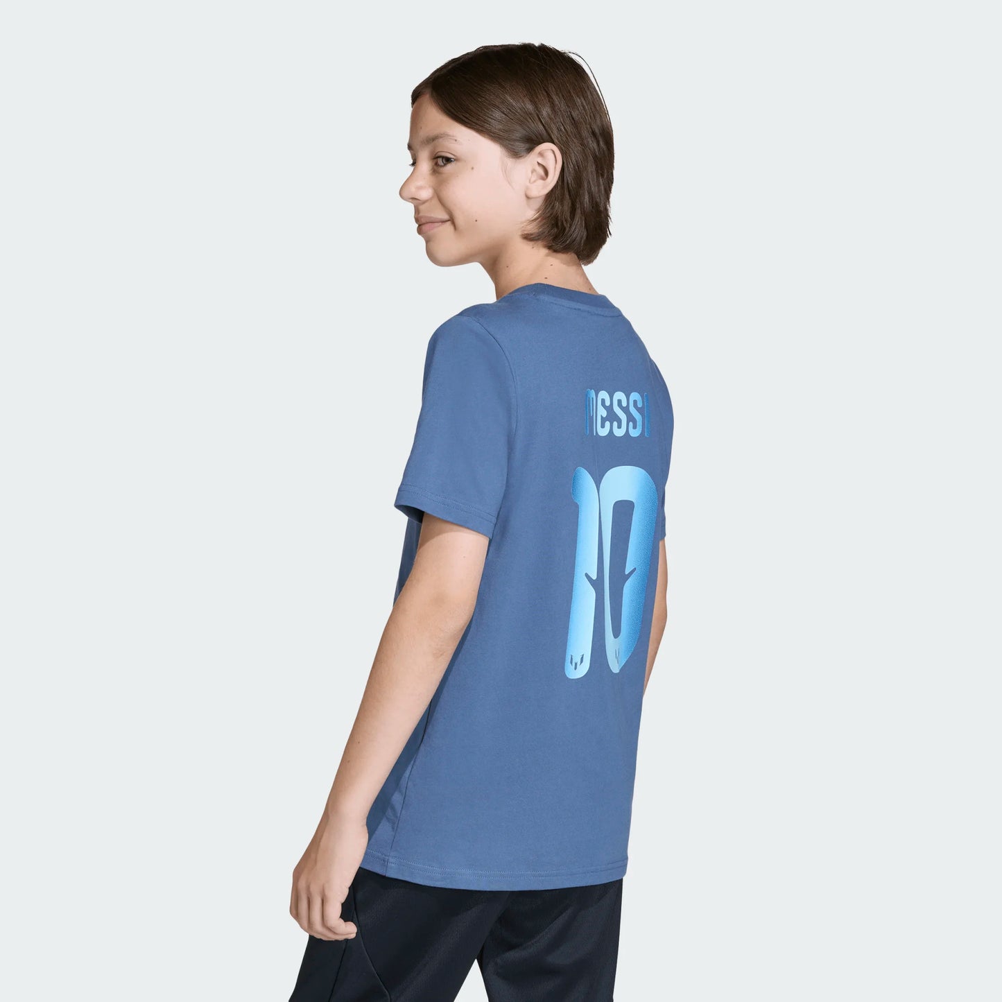 T-Shirt Messi - Adidas bleu en coton pour enfant, dos avec numéro 10, style sport, vue de dos porté sur mannequin garçon