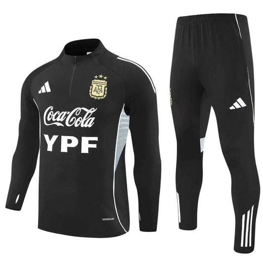 Ensemble de soccer - Messi noir avec détails blancs, polyester, coupe sportive, pour enfant, vue de face et profil pantalon.