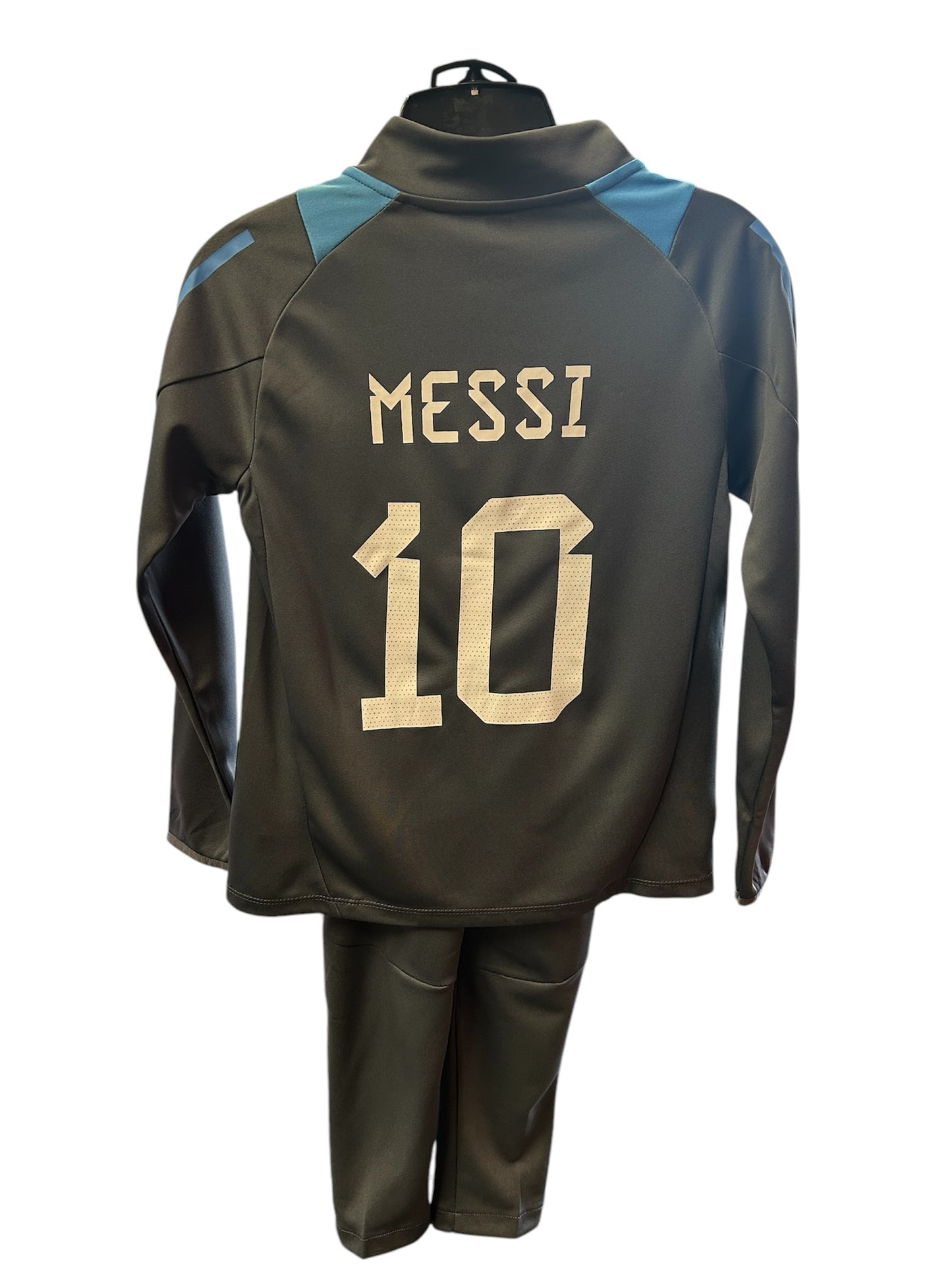 Ensemble de soccer - MESSI noir avec détails bleus, pantalon ajustable à cordon, pour garçon, vue de dos complète
