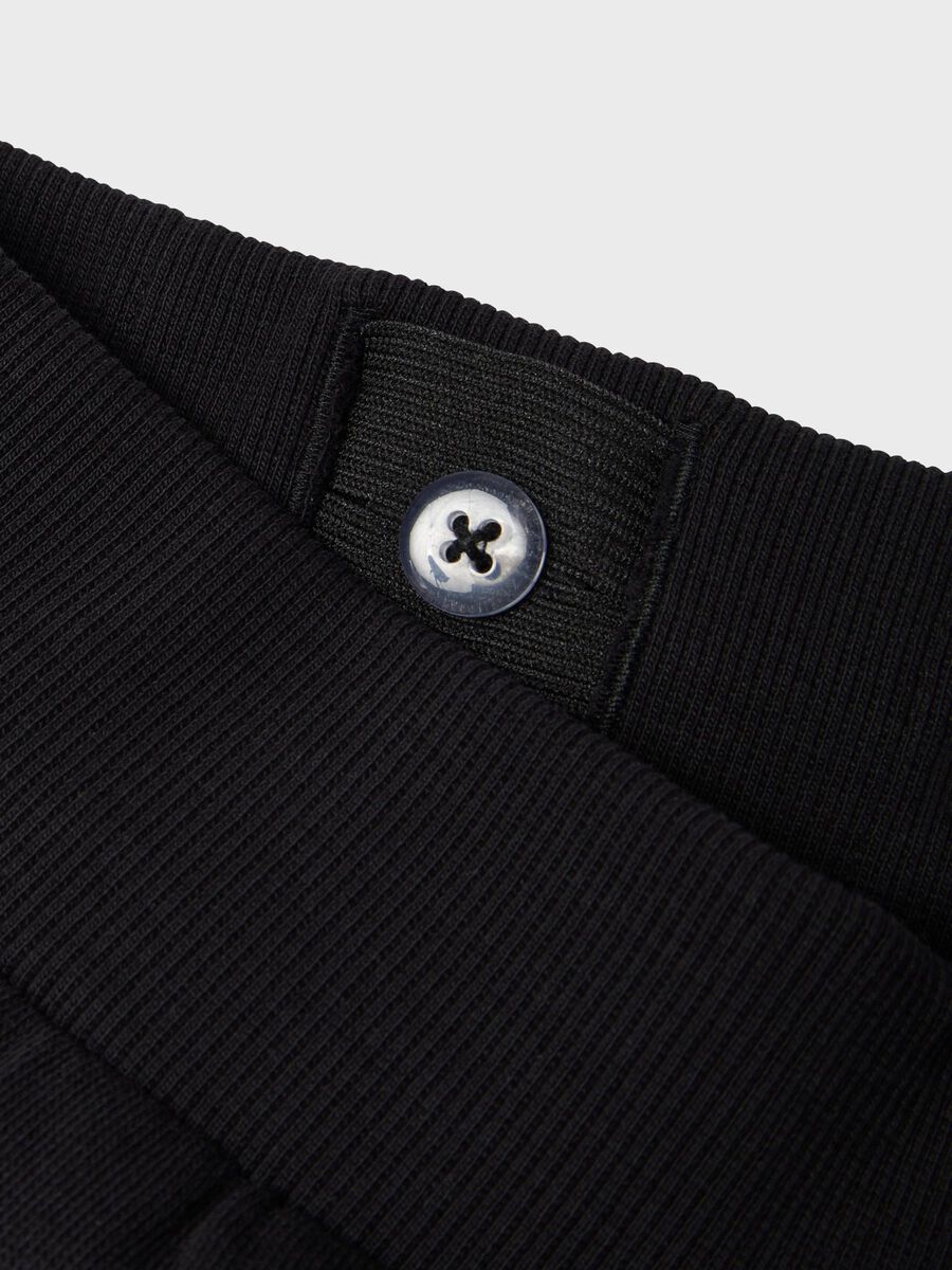 Détail taille ajustable avec bouton sur Jogging en molleton - Name It noir pour garçon, vue rapprochée