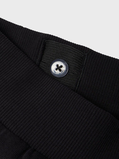 Détail taille ajustable avec bouton sur Jogging en molleton - Name It noir pour garçon, vue rapprochée