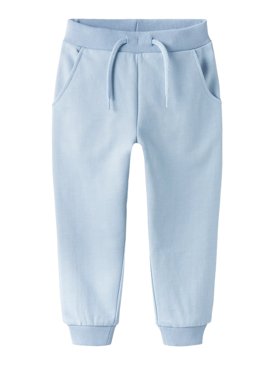 Pantalon - Name It bleu ciel en coton polyester avec poches et taille à cordon, pour enfant, vue de face.