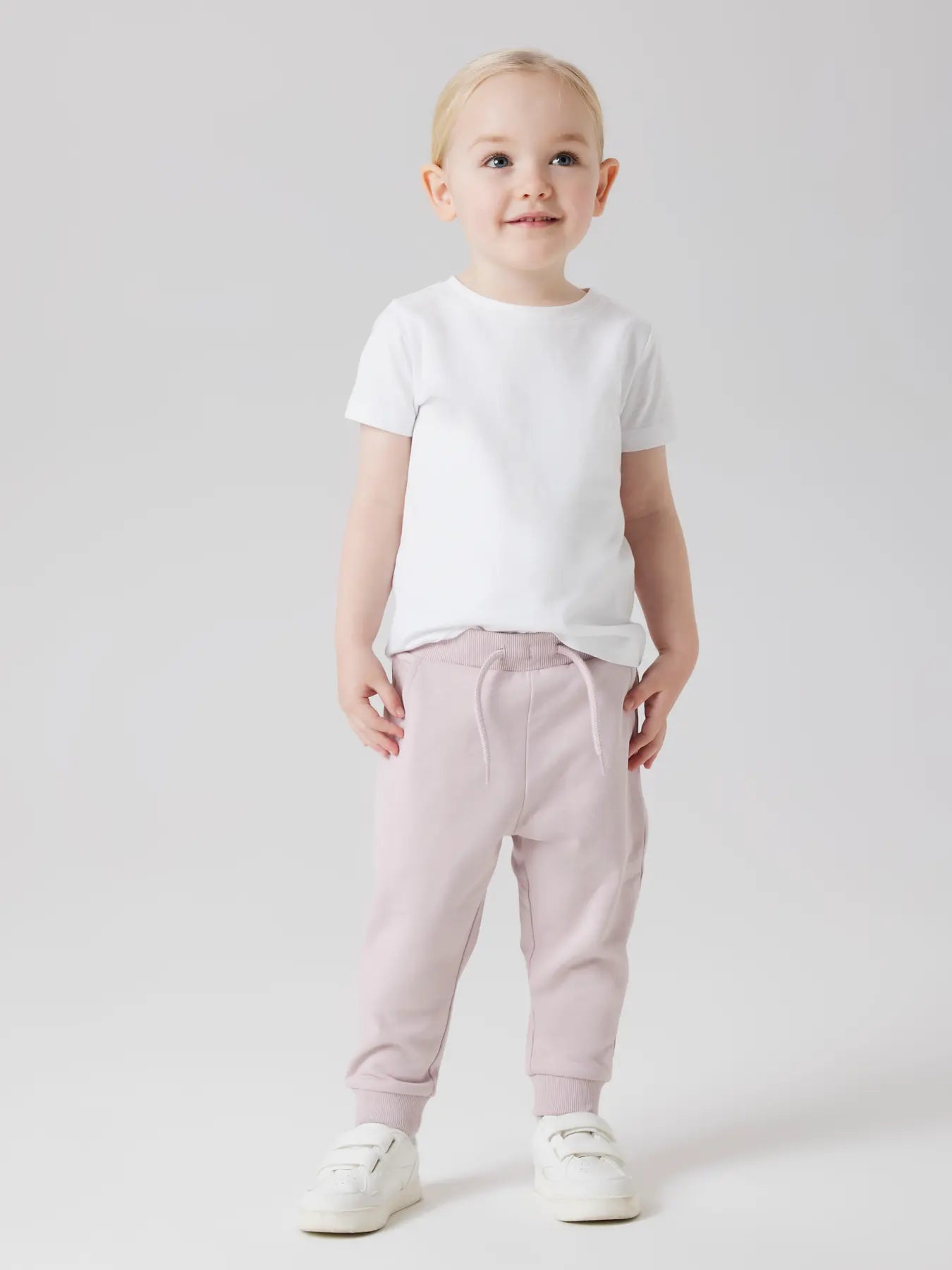 Pantalon - Name It rose pâle en coton et polyester pour fille, taille élastique avec cordon, porté sur mannequin, vue de face