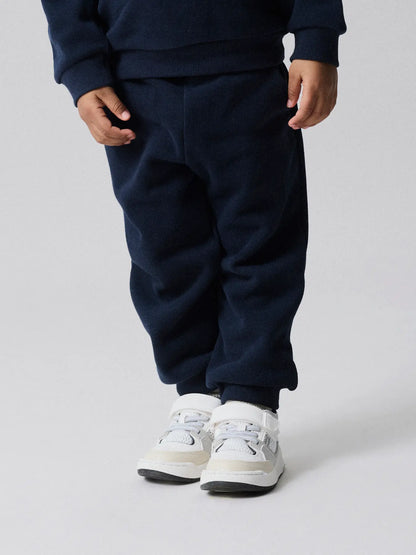 Pantalon - Name It bleu marine en molleton pour garçon, taille élastique, style décontracté, vue de face mi-corps