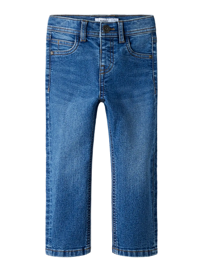 Jeans - Name It bleu moyen en coton recyclé avec touche d'élasthanne, style droit pour garçon, vue de face.