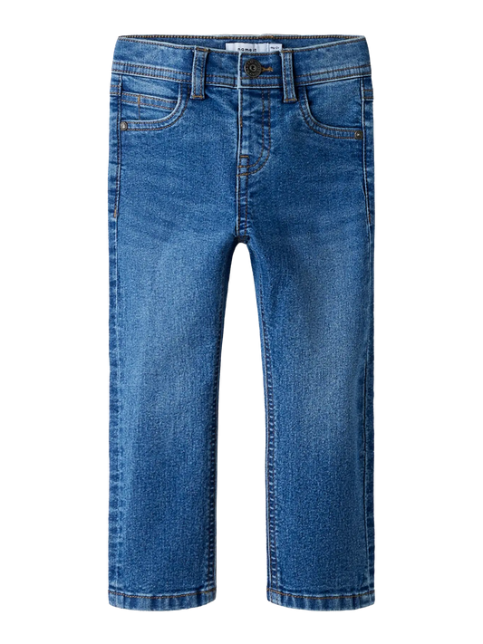Jeans - Name It bleu moyen en coton recyclé avec touche d'élasthanne, style droit pour garçon, vue de face.
