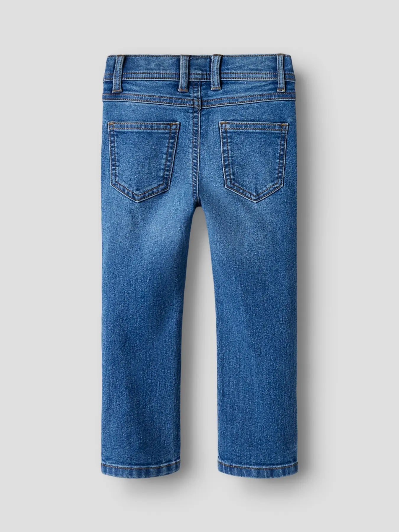 Jeans - Name It en denim bleu clair recyclé avec poches arrière, taille élastique, pour garçon, vue de dos.