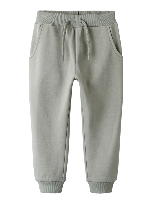 Pantalon - Name It gris clair en coton et polyester pour enfant, coupe droite, vue de face sur fond blanc