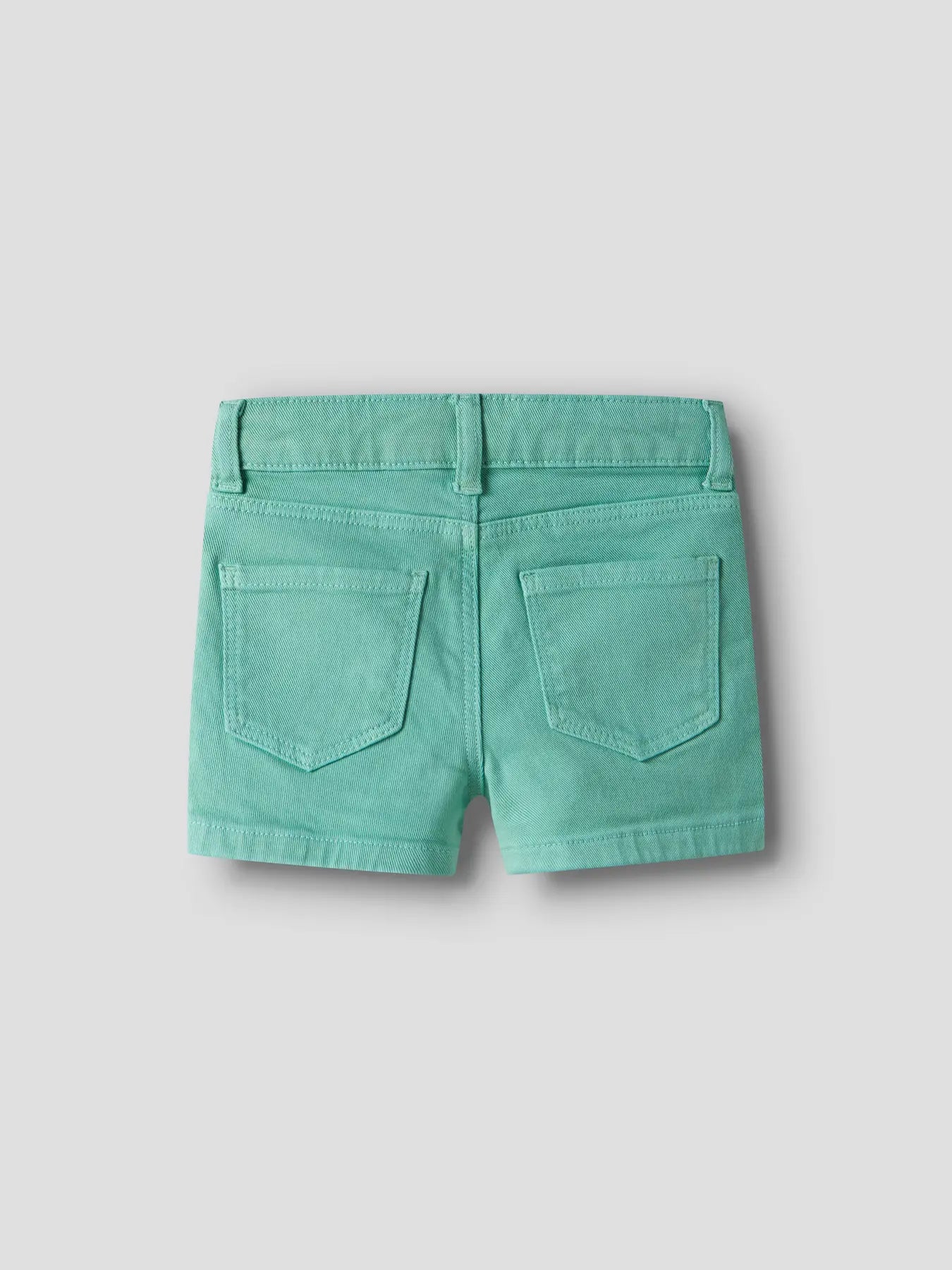 Short - Name It short turquoise en coton, enfant, vue de dos avec poches arrière visibles.