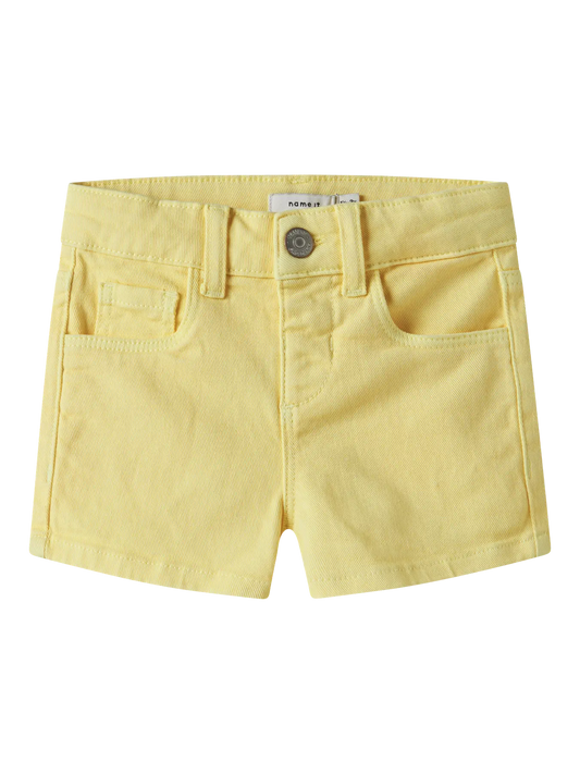 Short - Name It short jaune clair en coton biologique, style basique, pour enfant, vue de face sans mannequin.