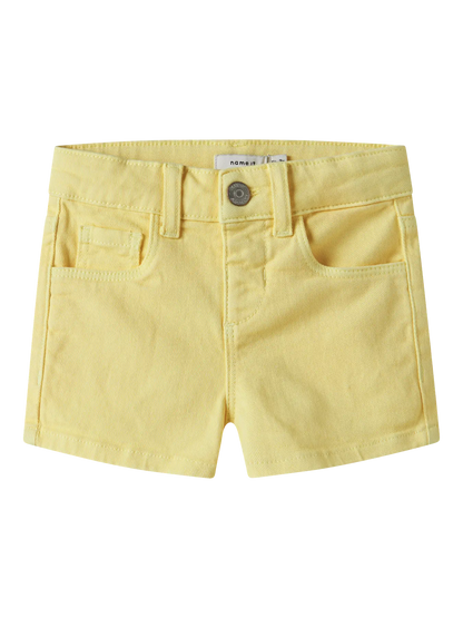 Short - Name It short en coton jaune clair pour enfant, vue de face avec poches et bouton métallique visible.