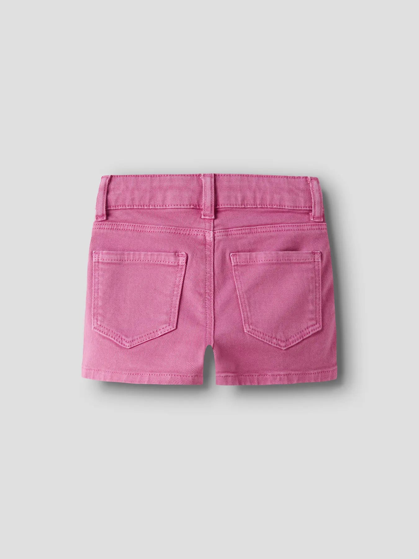 Short - Name It short rose vif en coton biologique et élasthanne pour enfant, vue de dos avec poches arrière.
