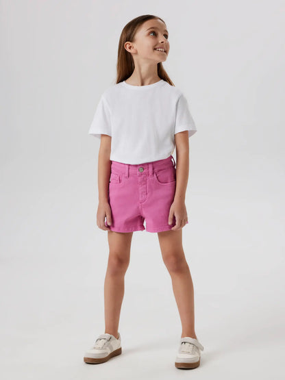 Short - Name It short rose en coton biologique et élasthanne, pour fille, porté de face sur mannequin enfant.