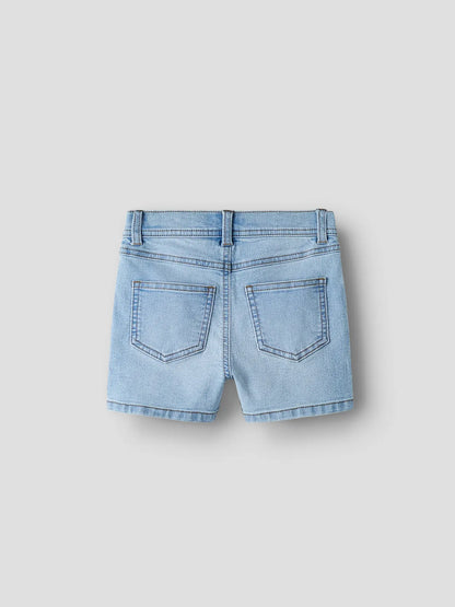 Short - Name It short en jean bleu clair pour enfant, vue de dos, détails poches arrière et ceinture.