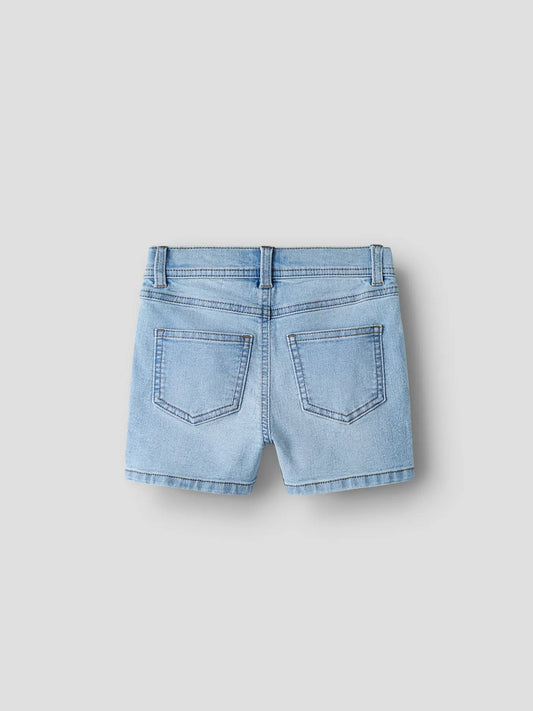 Short - Name It short en jean bleu clair pour enfant, vue de dos, détails poches arrière et ceinture.