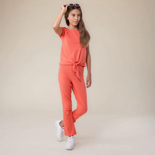 T-Shirt - Nanö corail en coton, style noué, porté par enfant fille, vue de face avec pantalon assorti.